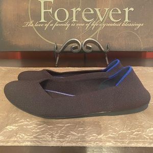 An awesome washable, sustainable shoe! Without tags black flat.